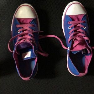Size 7 converse shoes
